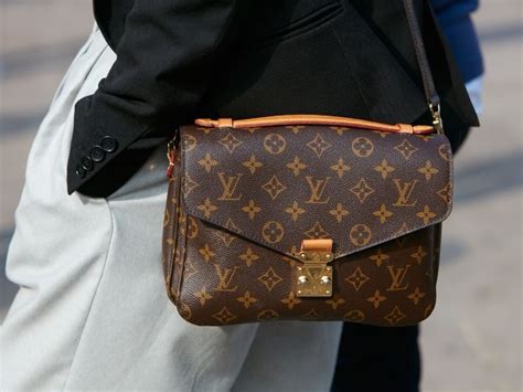 borsa louis vuitton tracolla falsa|Come Riconoscere una Borsa di Louis Vuitton Falsa .